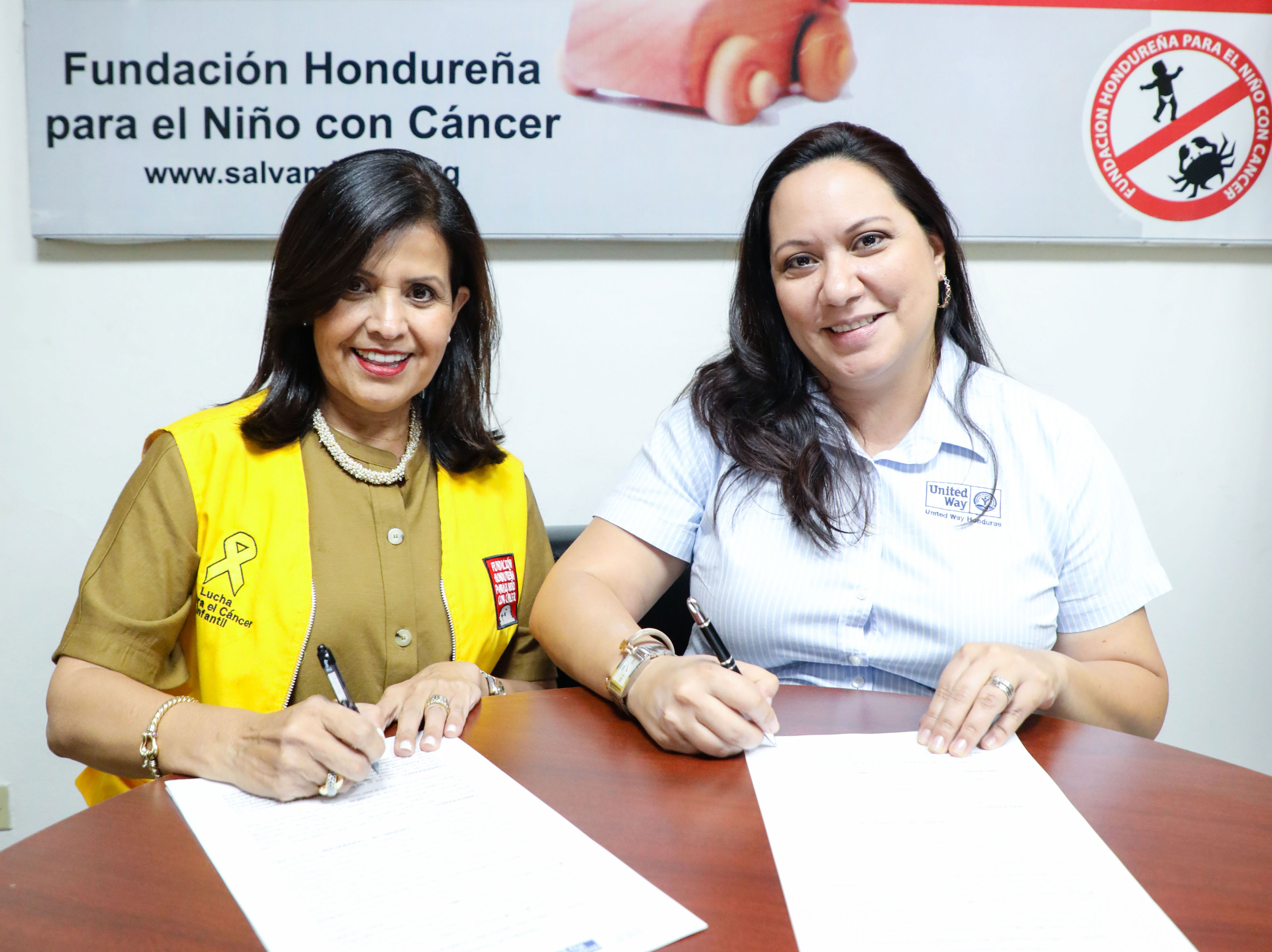 Firma-Convenio-United-Way-hn